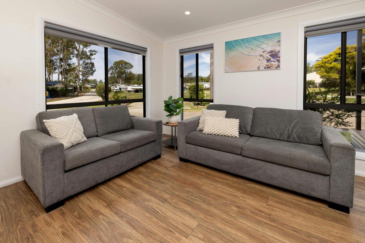 BIG4 Karuah Jetty Family Bungalow living