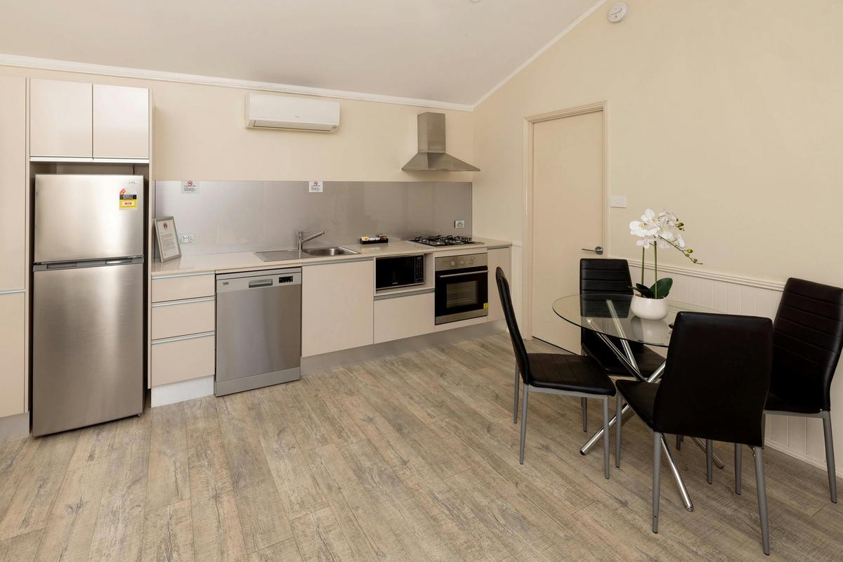 BIG4 Karuah Jetty Deluxe Villa kitchen and dining