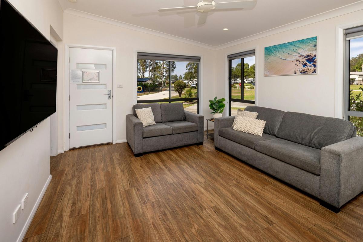 BIG4 Karuah Jetty Family Bungalow living