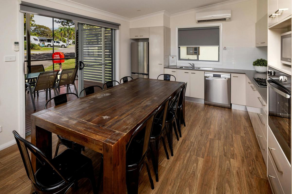 BIG4 Karuah Jetty Family Bungalow dining and kitchen
