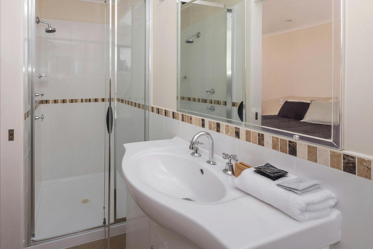 BIG4 Karuah Jetty Garden Unit bathroom