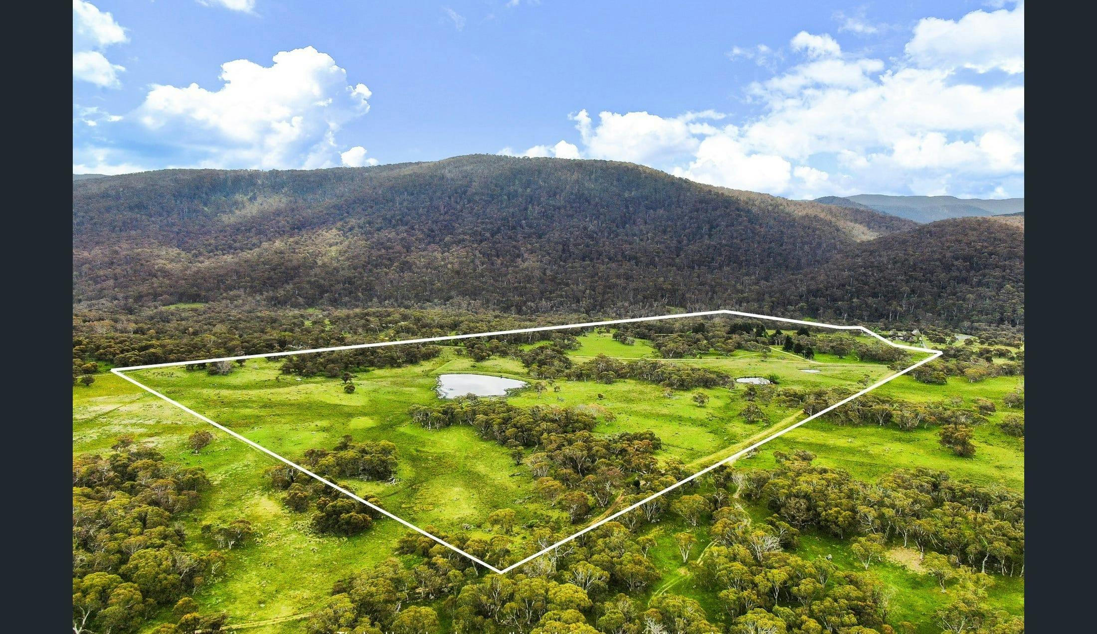 100-acres of lush pasture borders the Kosciuszko National Park and Mowamba River