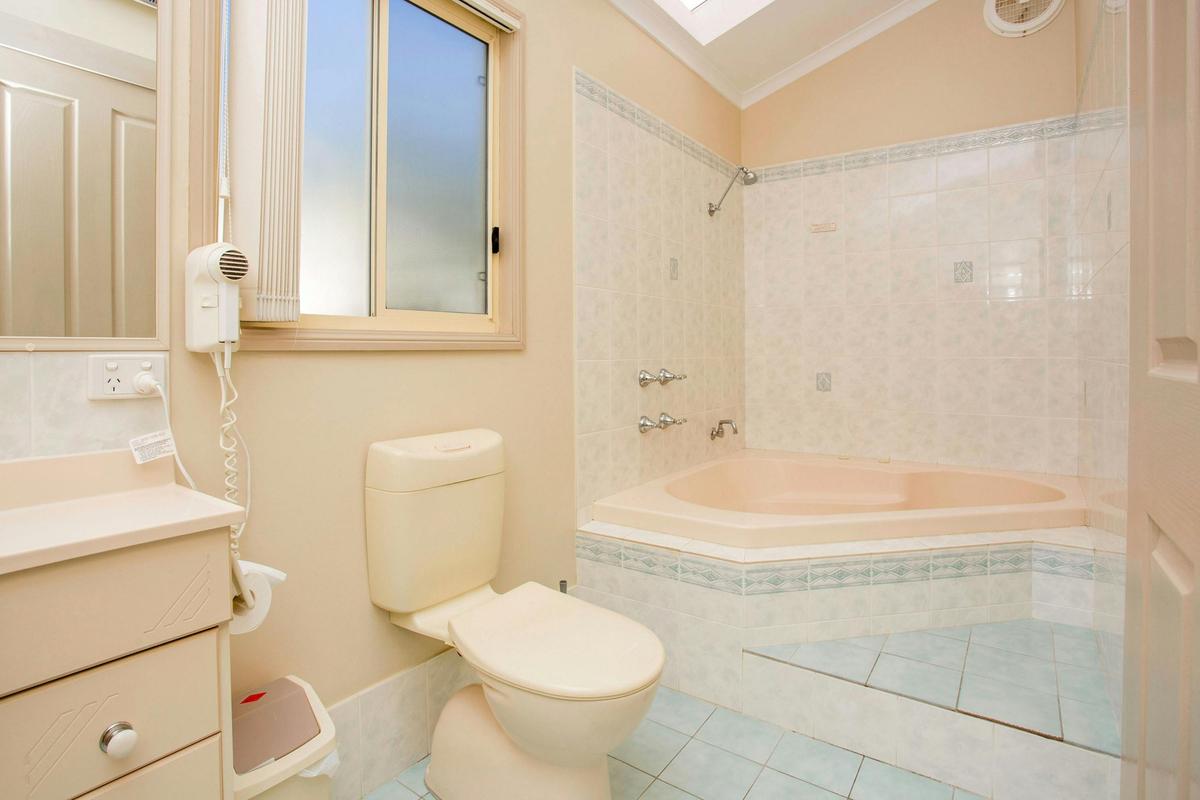 BIG4 Happy Hallidays Spa Villa Bathroom