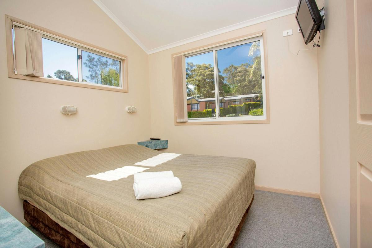 BIG4 Happy Hallidays Villa Main Bed