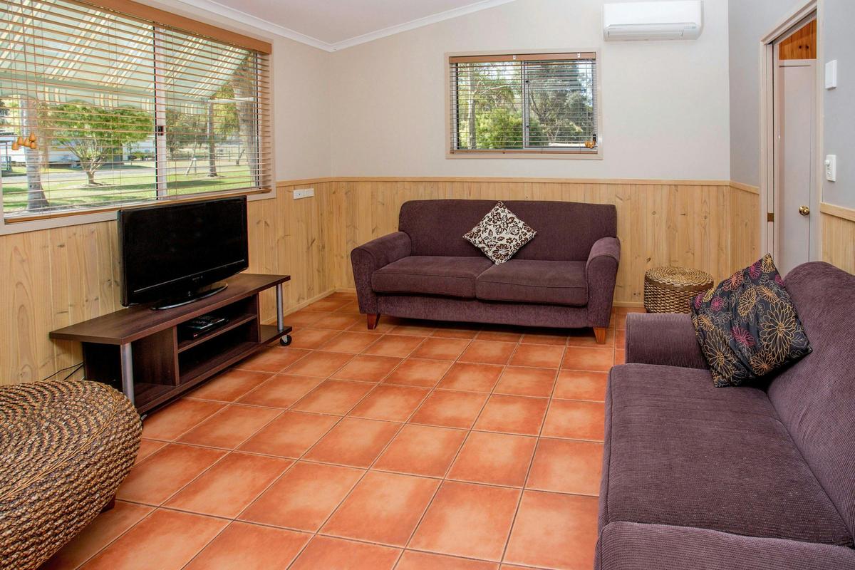 BIG4  Happy Hallidays Large Spa Villa Lounge