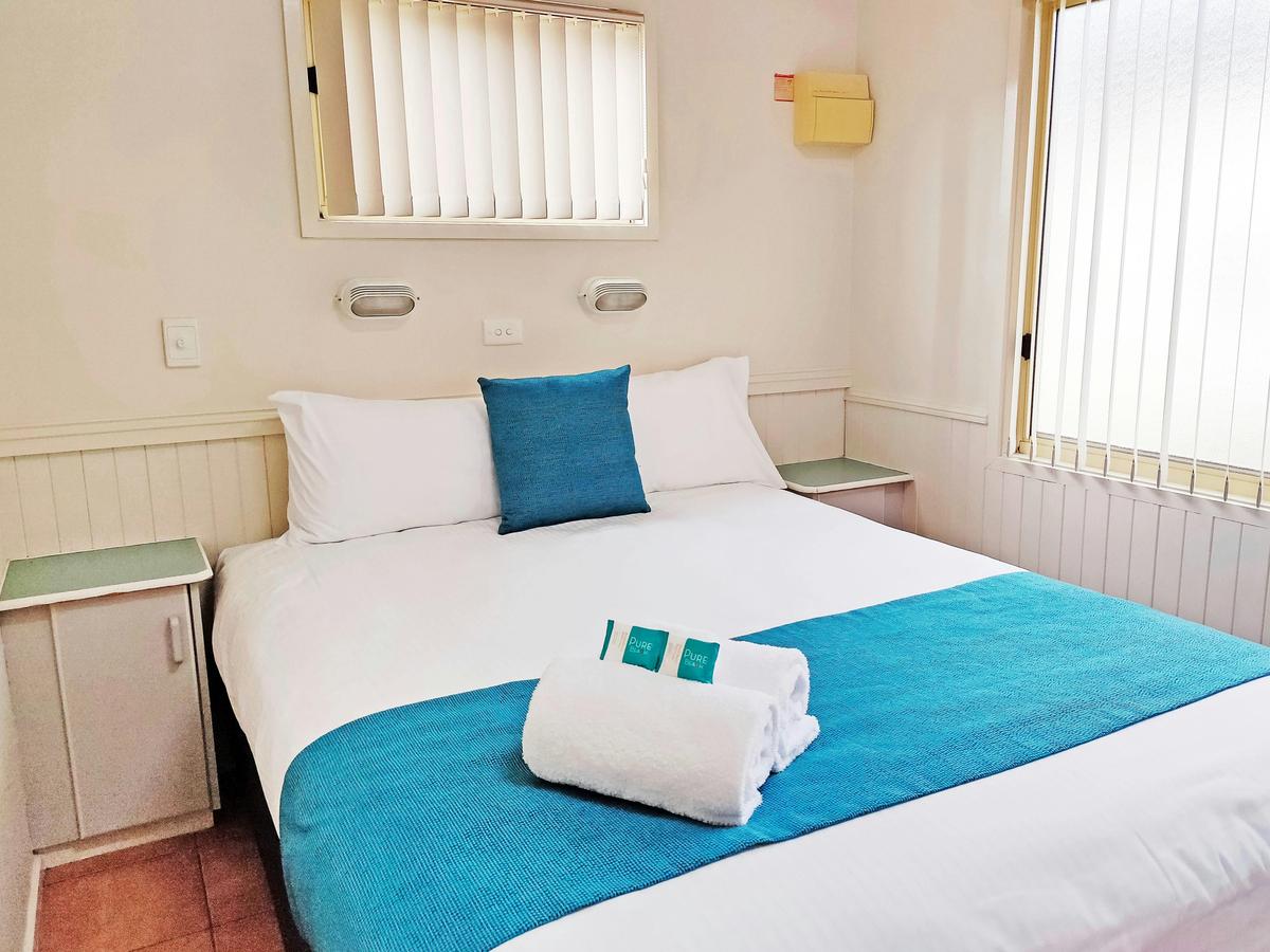 BIG4 Happy Hallidays Bungalow - Main bedroom