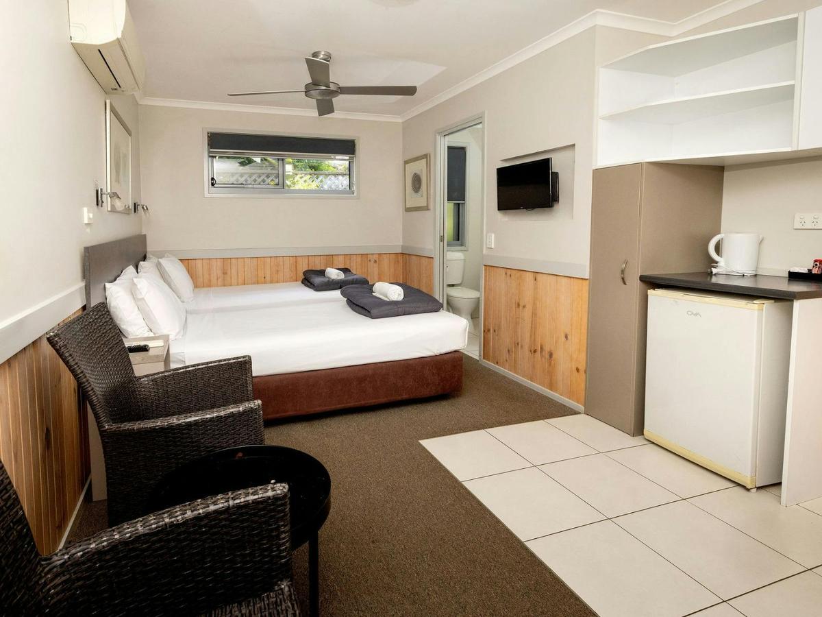 Studio cabin with twin bed arrangement and kitchenette