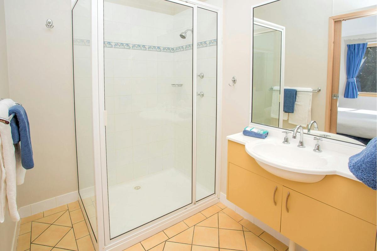 Deluxe Cabin Ensuite Bathroom