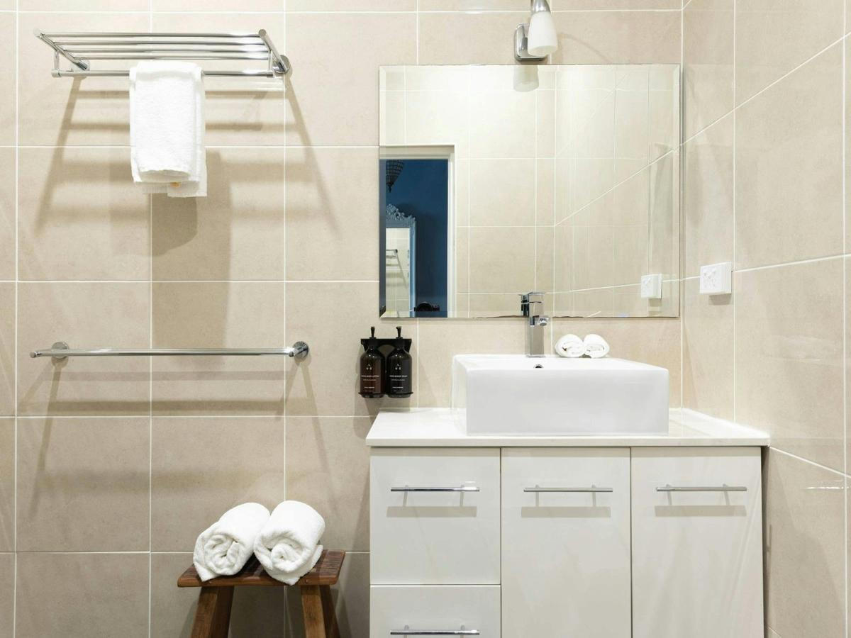 Deluxe King Bathroom at Berida Hotel