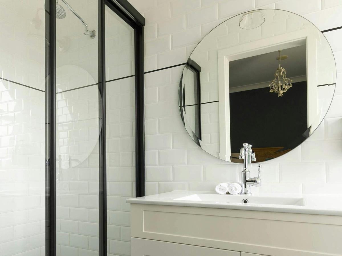 Classic King Bathroom at Berida Hotel