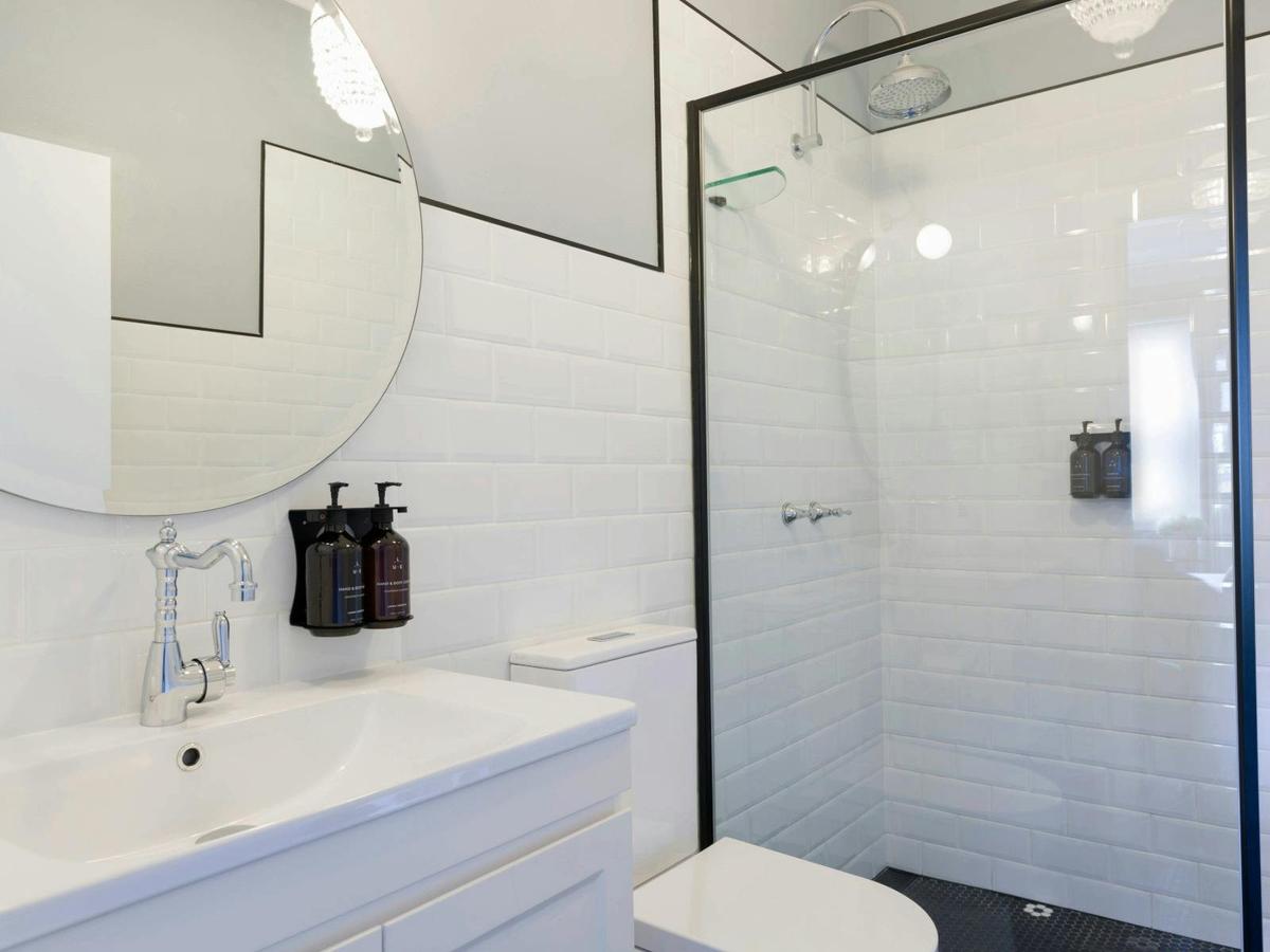 Deluxe King Bathroom at Berida Hotel