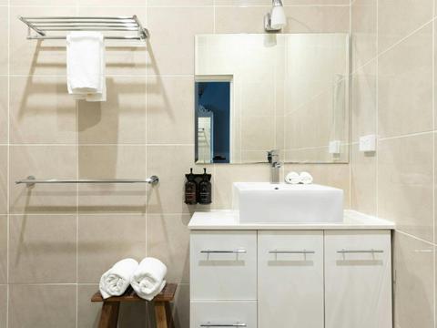 Deluxe King with Sofa Bathroom at Berida Hotel