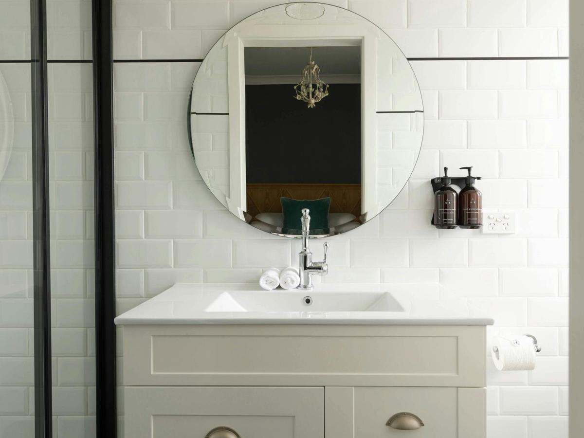 Classic King Bathroom at Berida Hotel