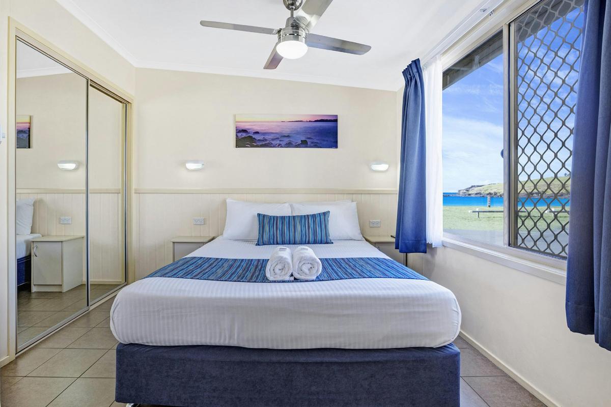 BIG4 Easts Beach Kiama Accommodation - Beach Retreat main bedroom