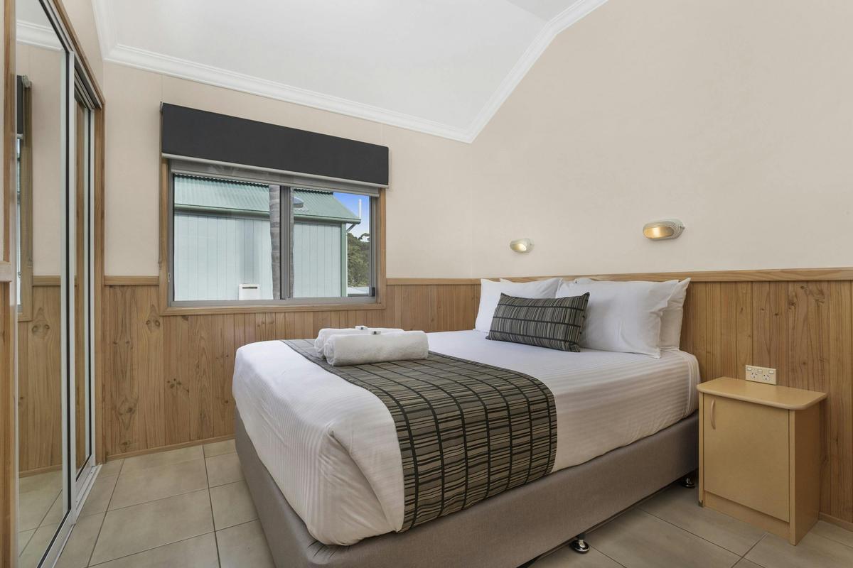 BIG4 Easts Beach Kiama accommodation Seabreeze Spa Villa main bedroom