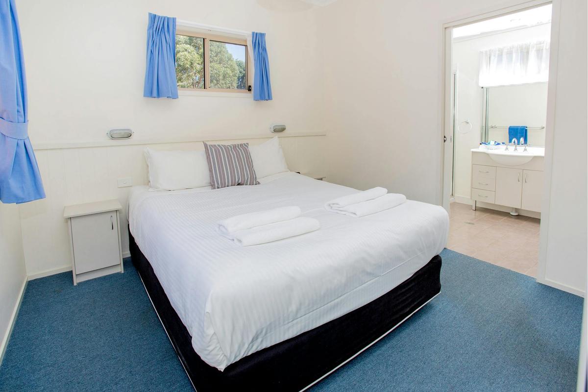 Deluxe Waterfront Unit Main Bedroom