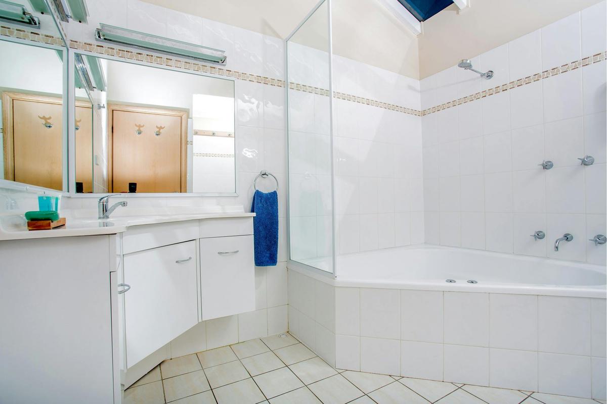 Holiday Spa Unit Spa Bathroom