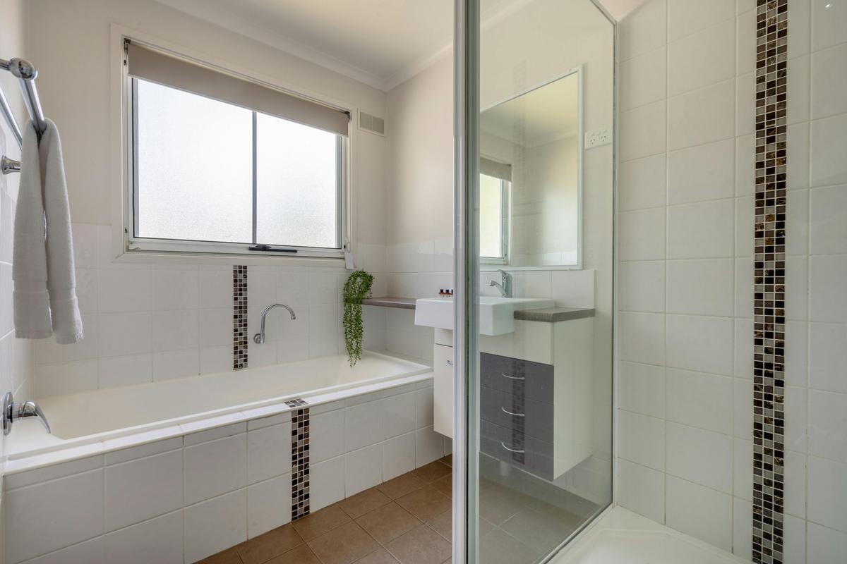 Superior Cabin (3BR) Bathroom | Tasman Holiday Parks - Ballina