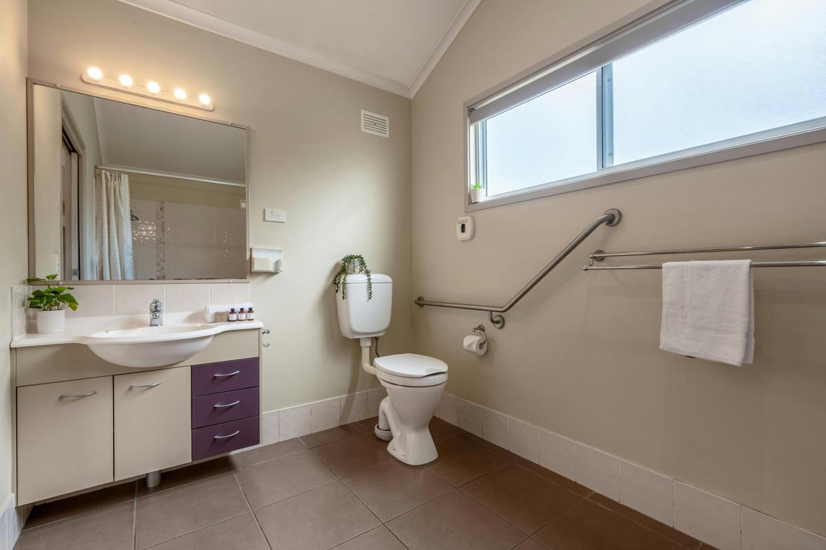 Deluxe Accessible Cabin Bathroom | Tasman Holiday Parks - Ballina