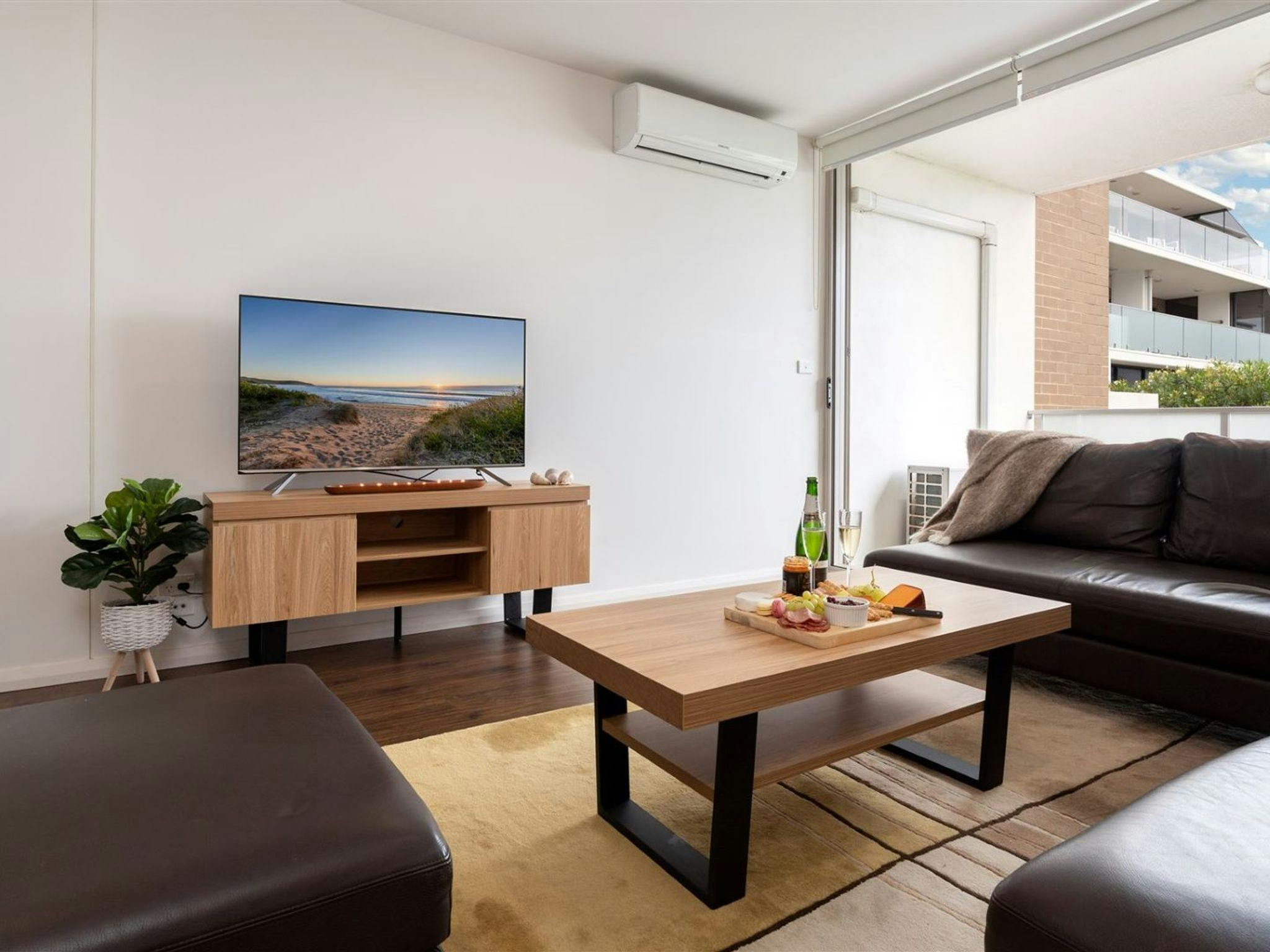 Air Conditioning, Smart TV, Wi-Fi