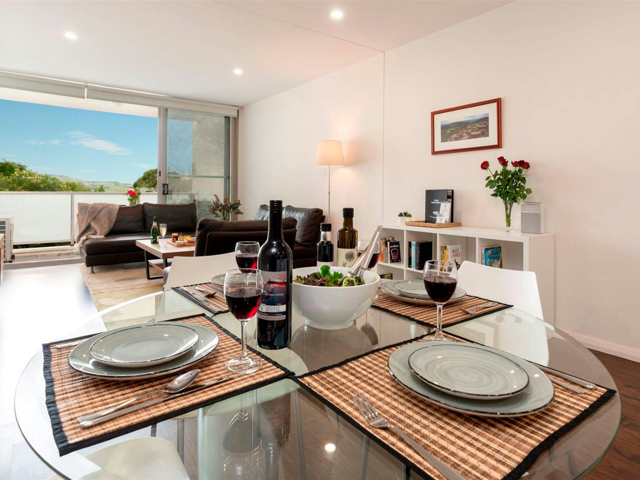 Near Shops/Beach, Private Entrance, Walk to Town Less than 1km