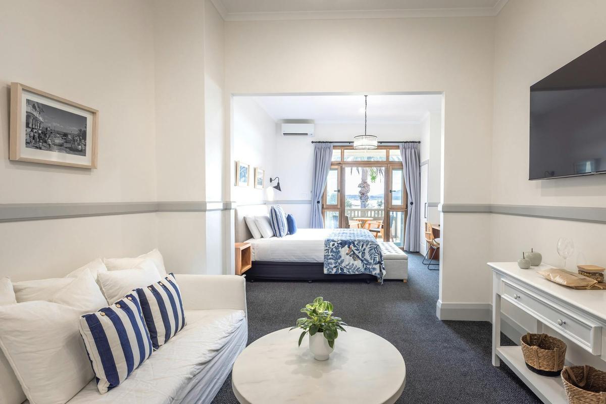 Bermagui Beach Hotel - Ocean View King Suite - Living Area