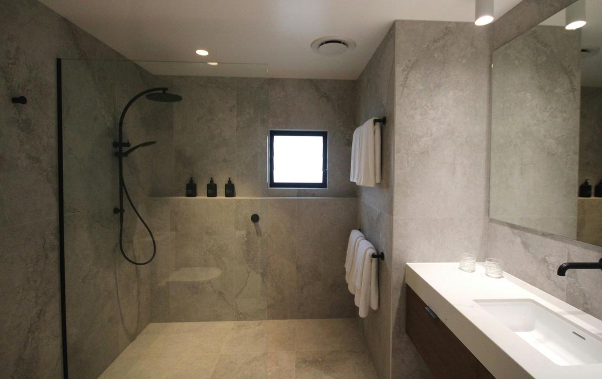 Bermagui Beach Hotel - Beachfront Two Bedroom Apartment - Bathroom