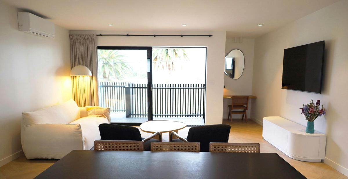 Bermagui Beach Hotel - Beachfront Two Bedroom Apartment - Dining/Living Area