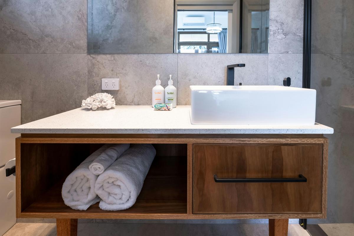 Bermagui Beach Hotel - Ocean View King Room (Hotel) - Bathroom