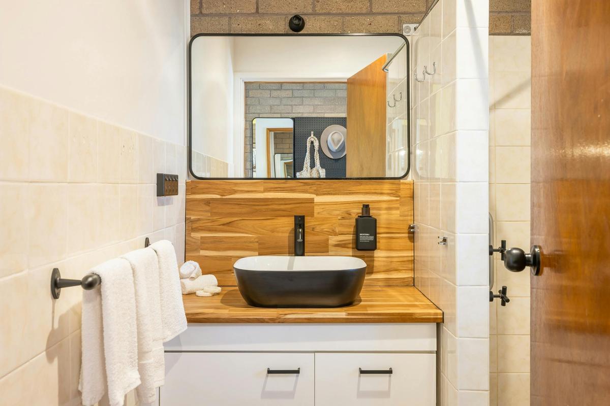 Bermagui Beach Hotel - Ocean View King Room (Motel) - Bathroom