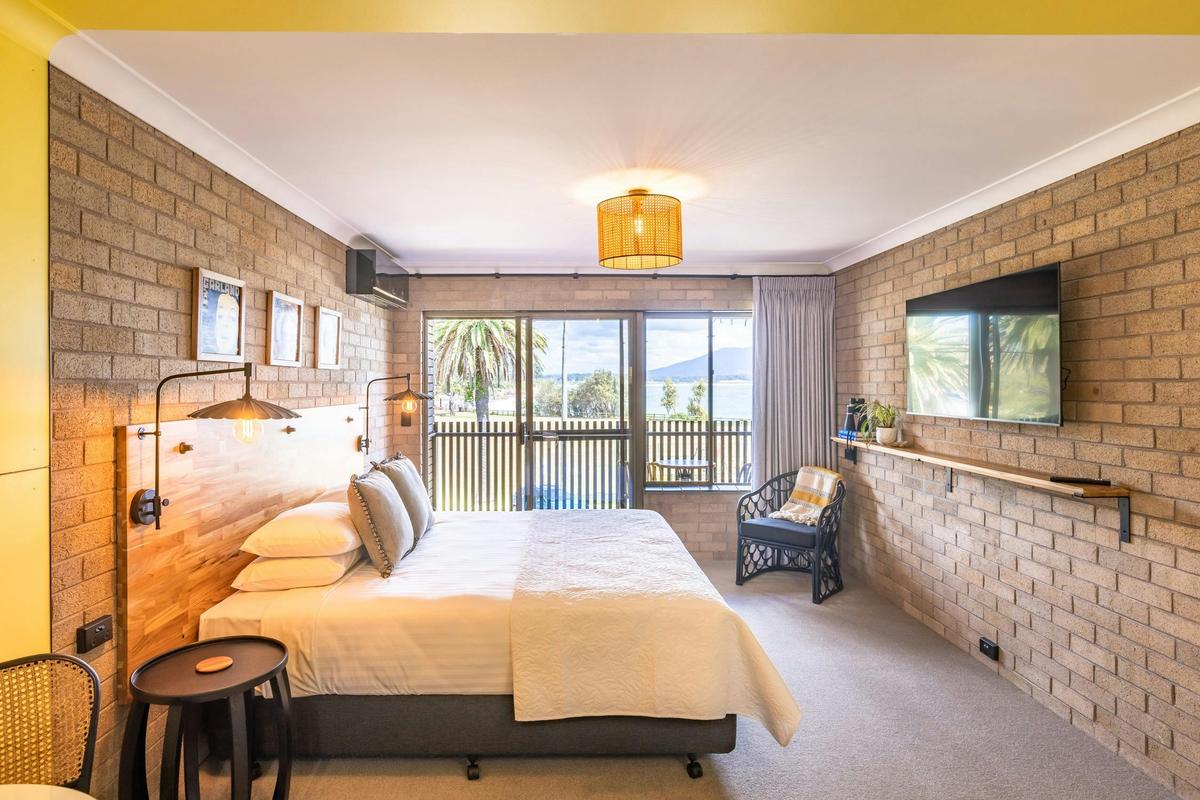 Bermagui Beach Hotel - Ocean View King Room (Motel)