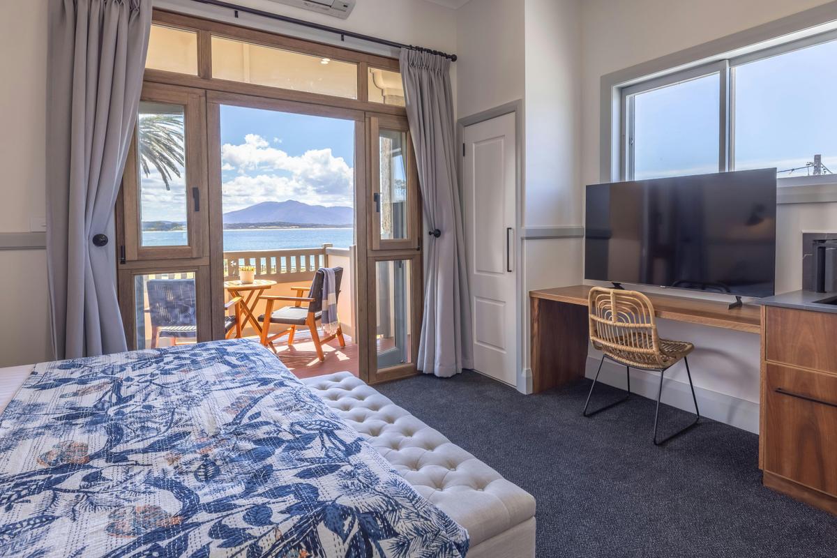 Bermagui Beach Hotel - Ocean View King Room (Hotel)