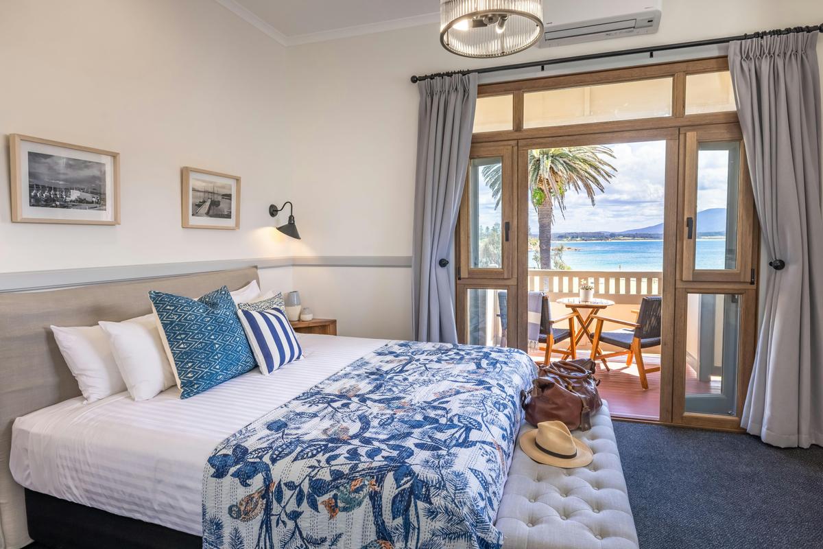 Bermagui Beach Hotel - Ocean View King Room (Hotel)