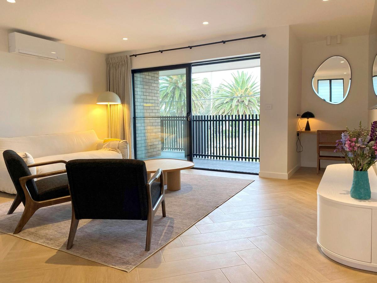 Bermagui Beach Hotel - Beachfront Two Bedroom Apartment - Lounge/Desk Area