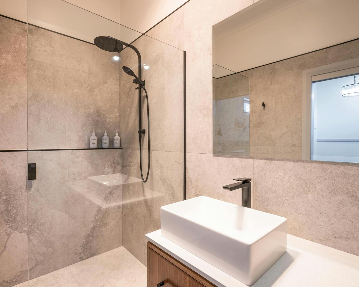 Classic King Room bathroom