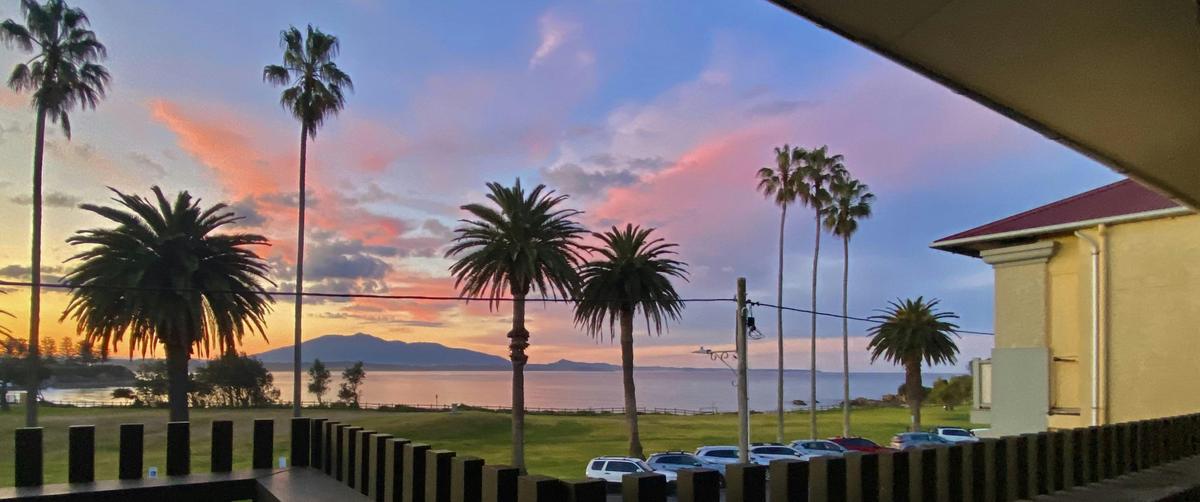 Bermagui Beach Hotel - Beachfront Two Bedroom Apartment - Balcony Sunset