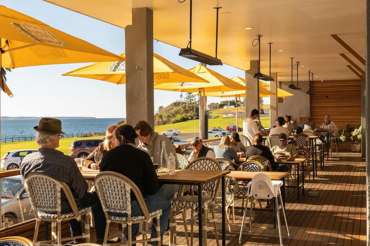 Outdoor dining, waterfront