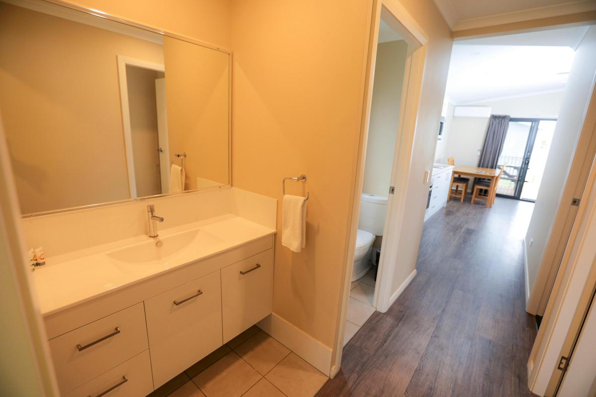 Bulli 2 Bedroom Deluxe Cabin