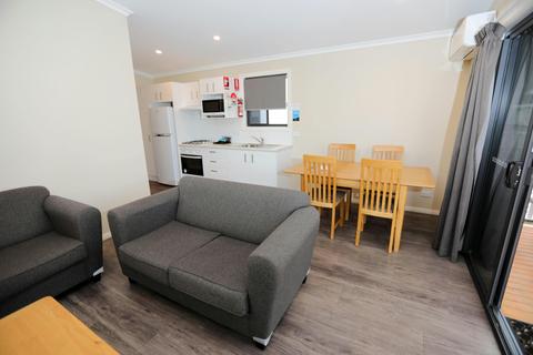 Bulli 2 Bedroom Deluxe Cabin