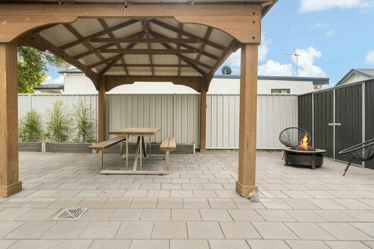 Outdoor courtyard at Bentick Studio