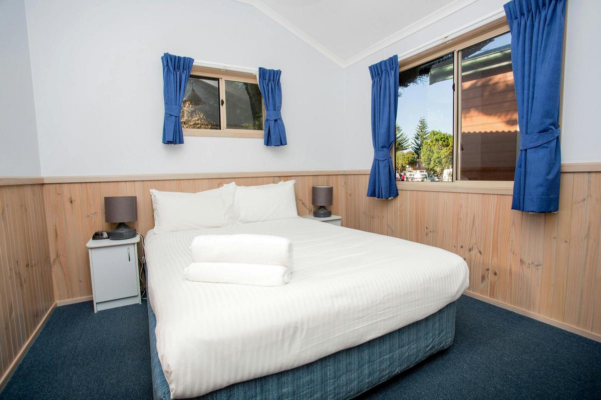 Waterfront Deluxe Cabin Main Bedroom