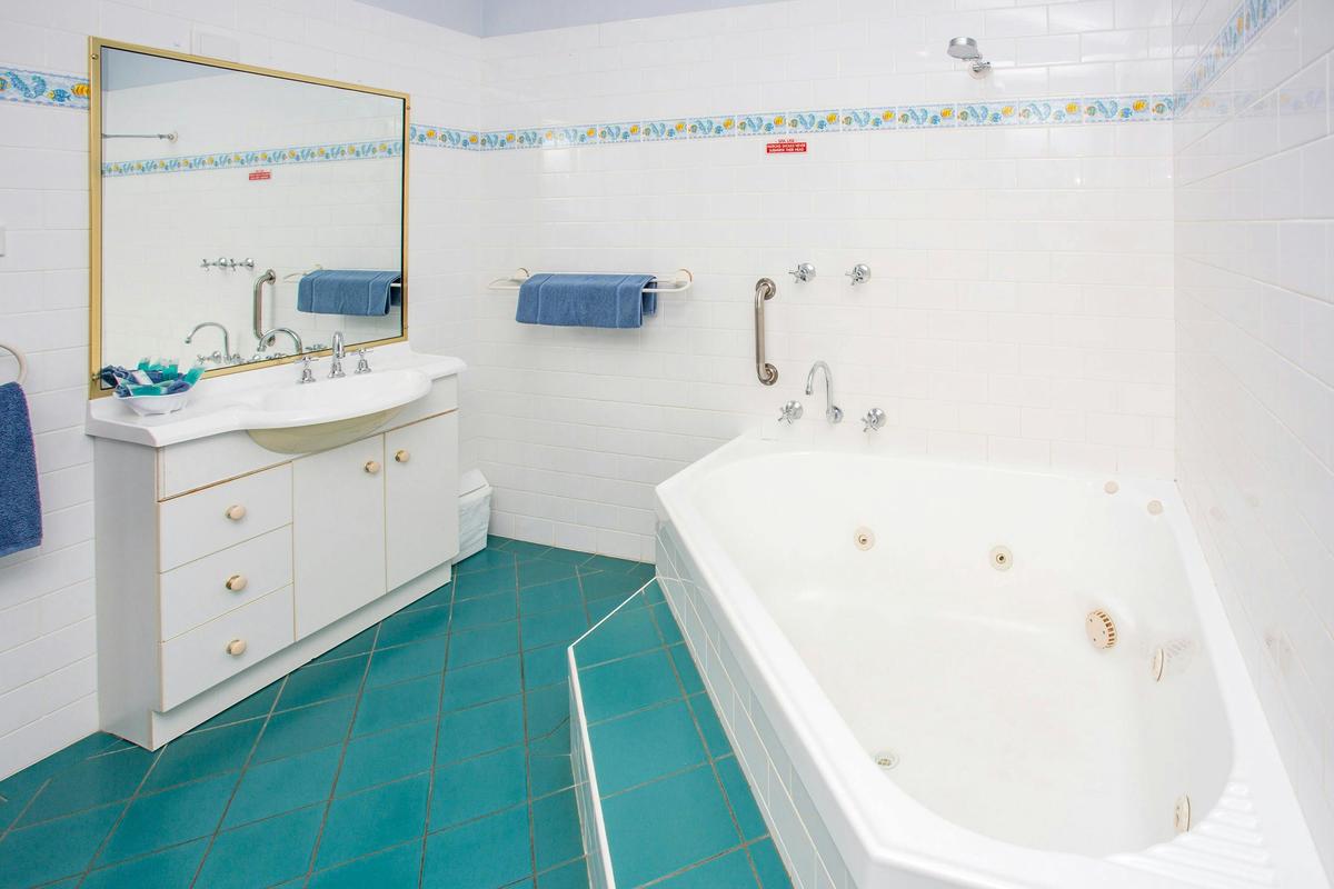 Holiday Ocean Spa Bathroom