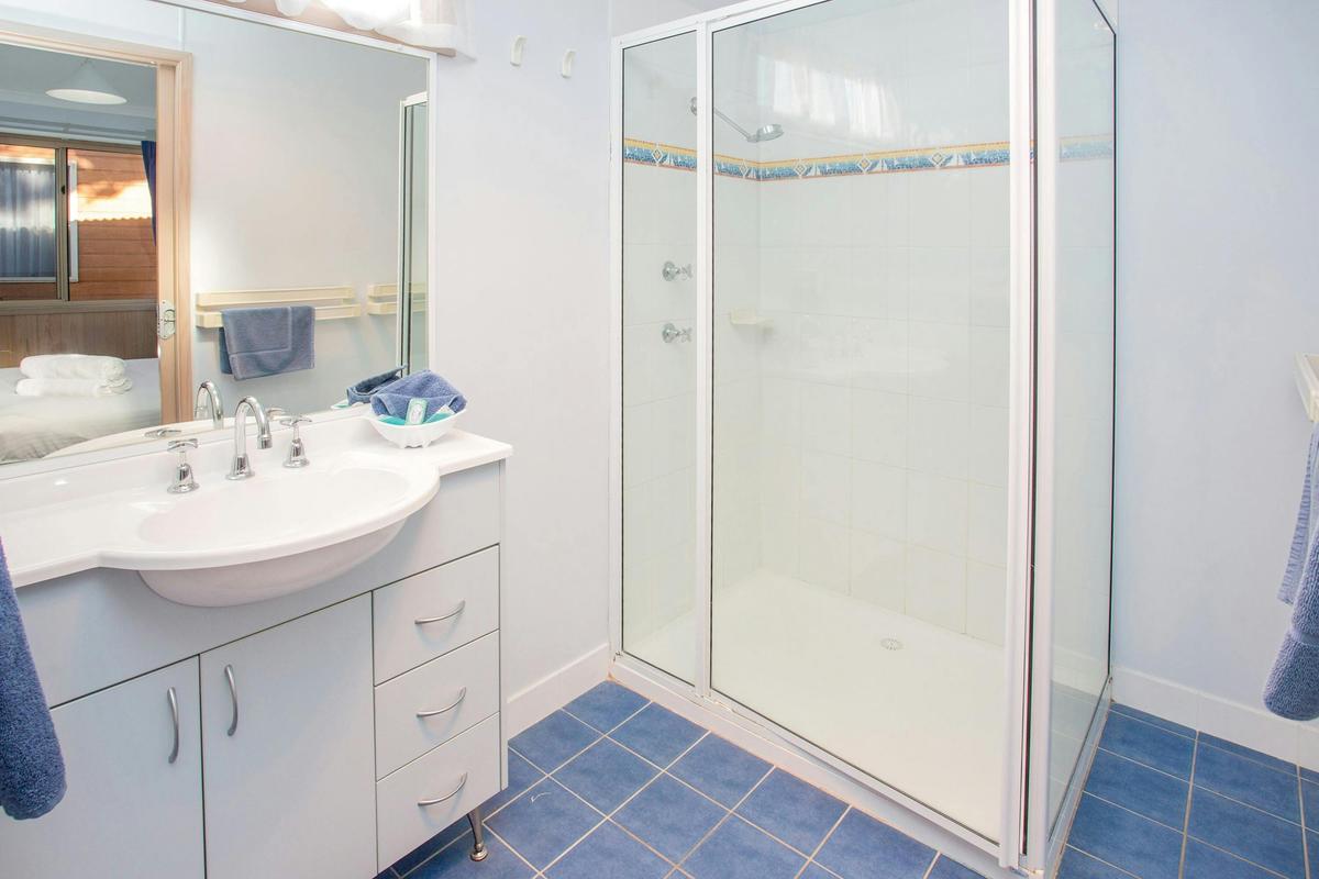 Waterfront Deluxe Cabin Bathroom