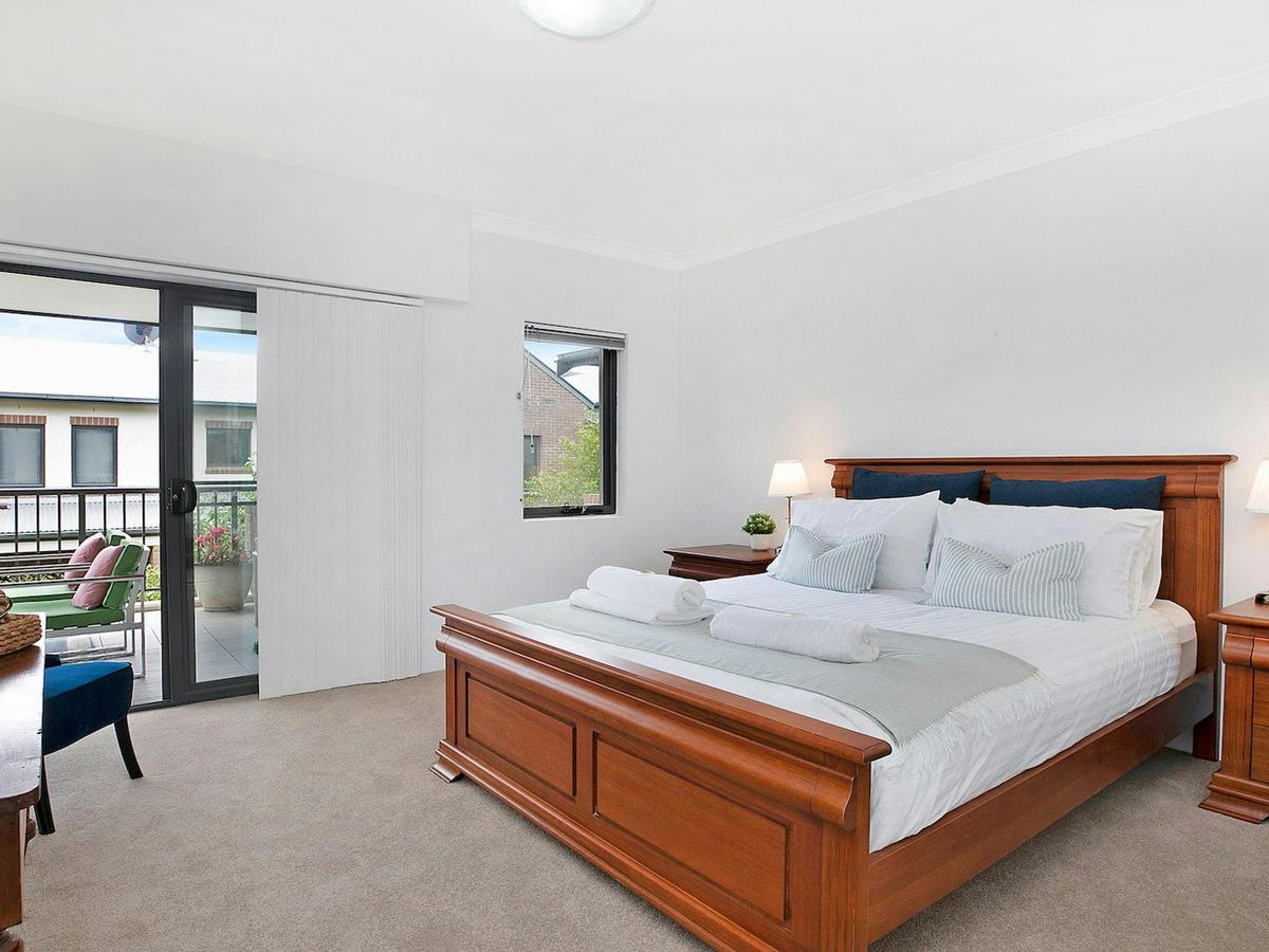 Bedroom 1 - queen bed