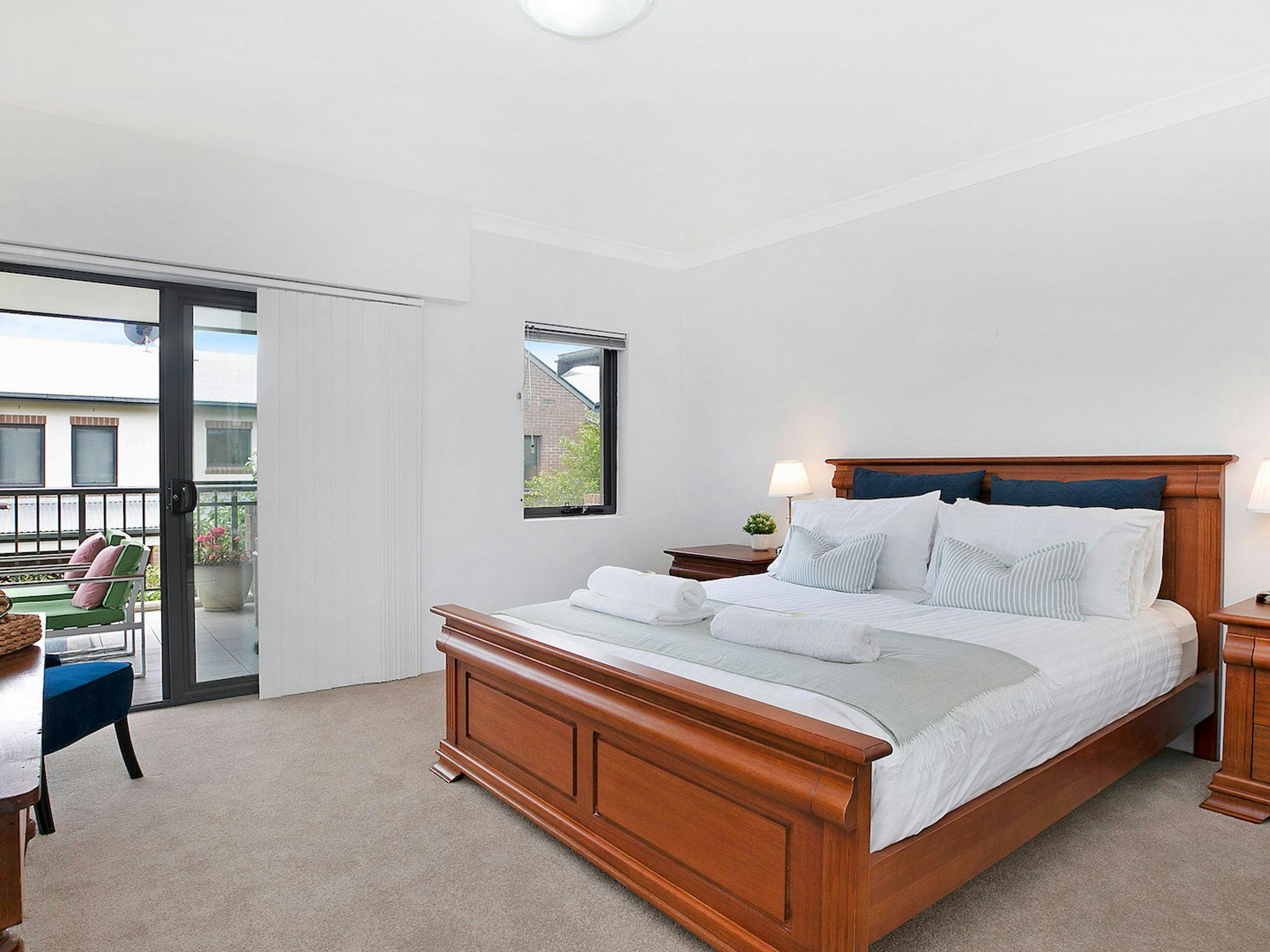 Bedroom 1 - queen bed