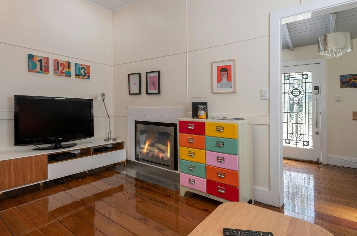 Cosy living area with gas fireplace, TV and streaming entertainment.