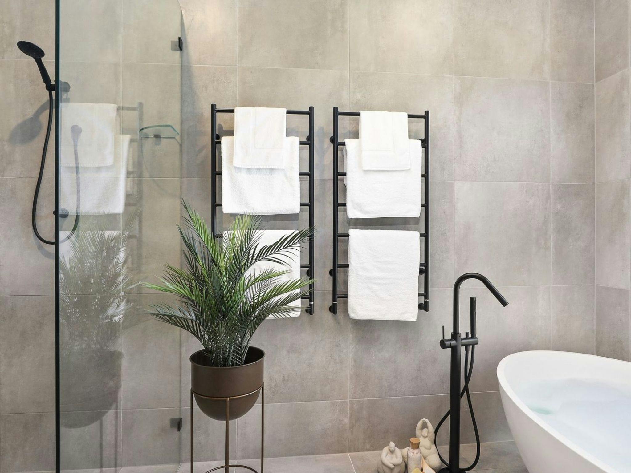 Blackwood Manor | Modern bathroom | Bathtub