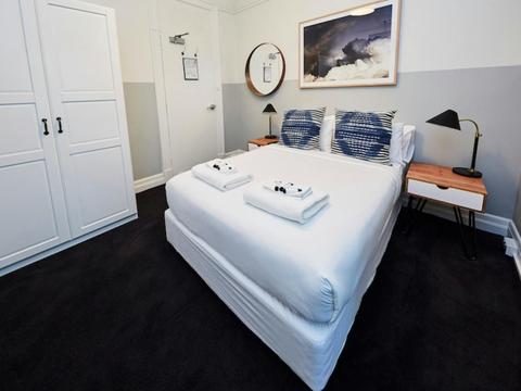 Bridgeview Hotel - Standard Room, Shared Bathroom