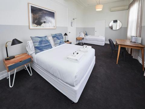 Bridgeview Hotel - Triple Room, Shared Bathroom
