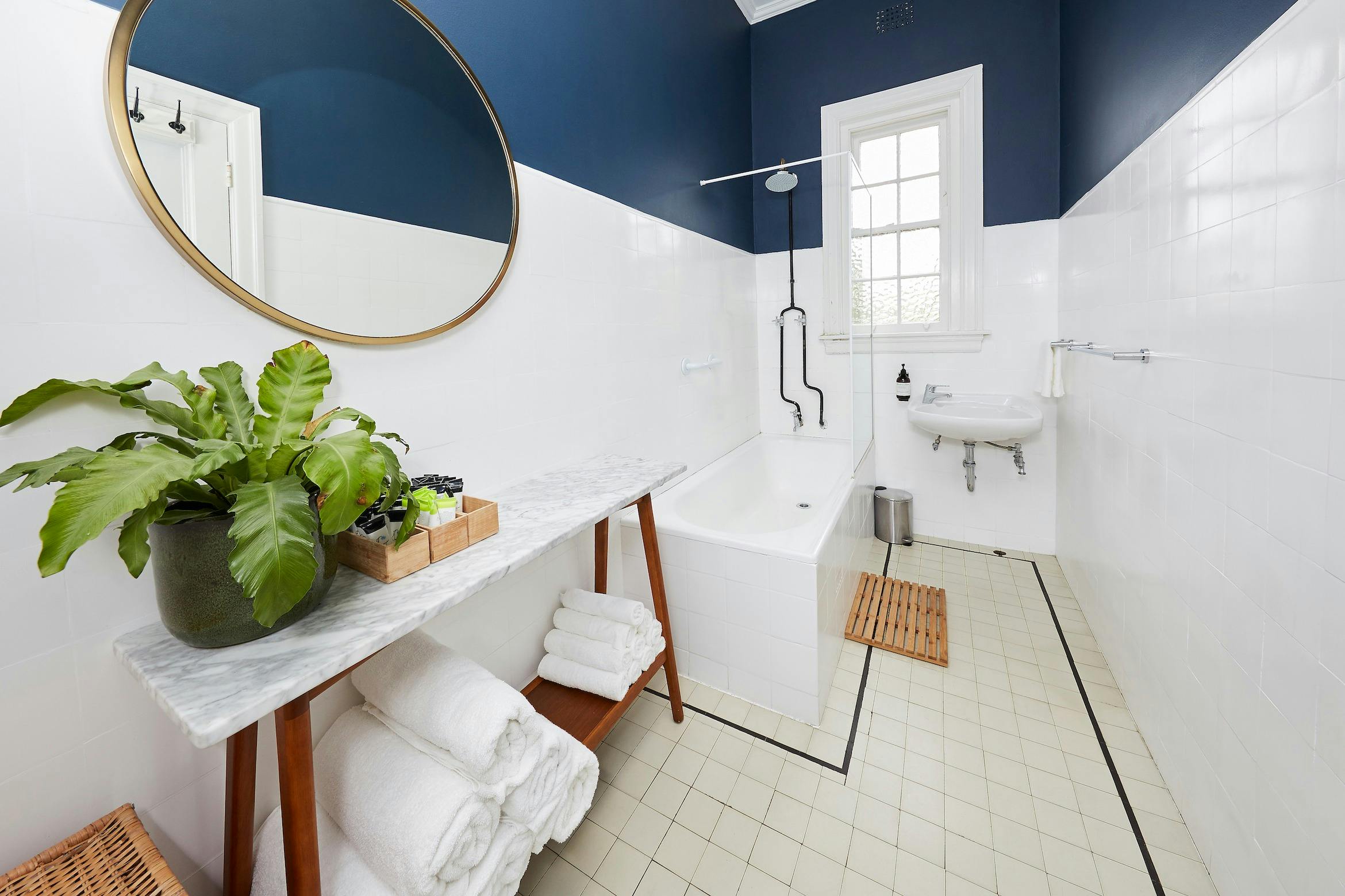 Bridgeview Hotel - Shared Bathroom